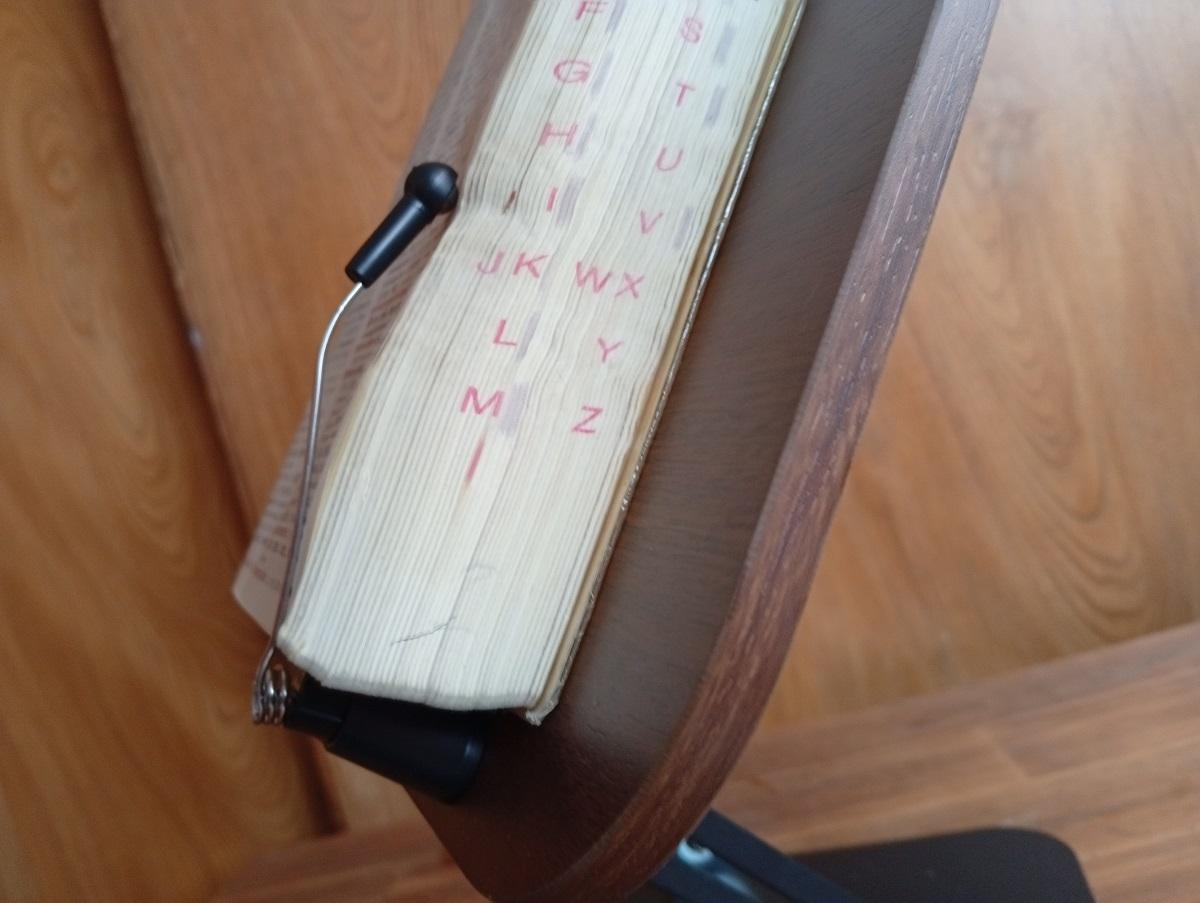 立った状態で作業、読書ができる台 読書体験が激変。手を使わず楽な姿勢で読書できる「書見台」が想像以上