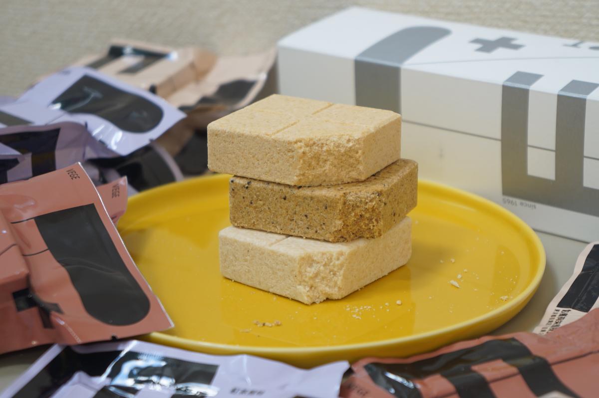 「賞味期限7年・3日分詰め合わせ」。クッキーのような焼き菓子1個がご飯1膳分