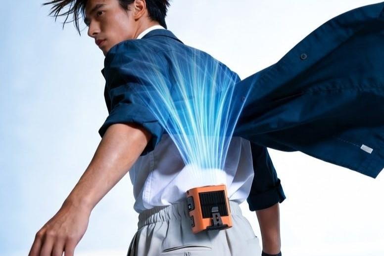 気温40℃でも肌がひんやり。ソーラー充電で36時間動く「腰掛けファン