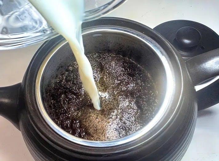 2段階フィルターが決め手。ミルクで直接煮出す「濃厚カフェオレ」が