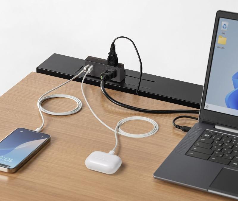 この小ささで「電源タップ」と「33W充電器」の2in1。MacBook Neo