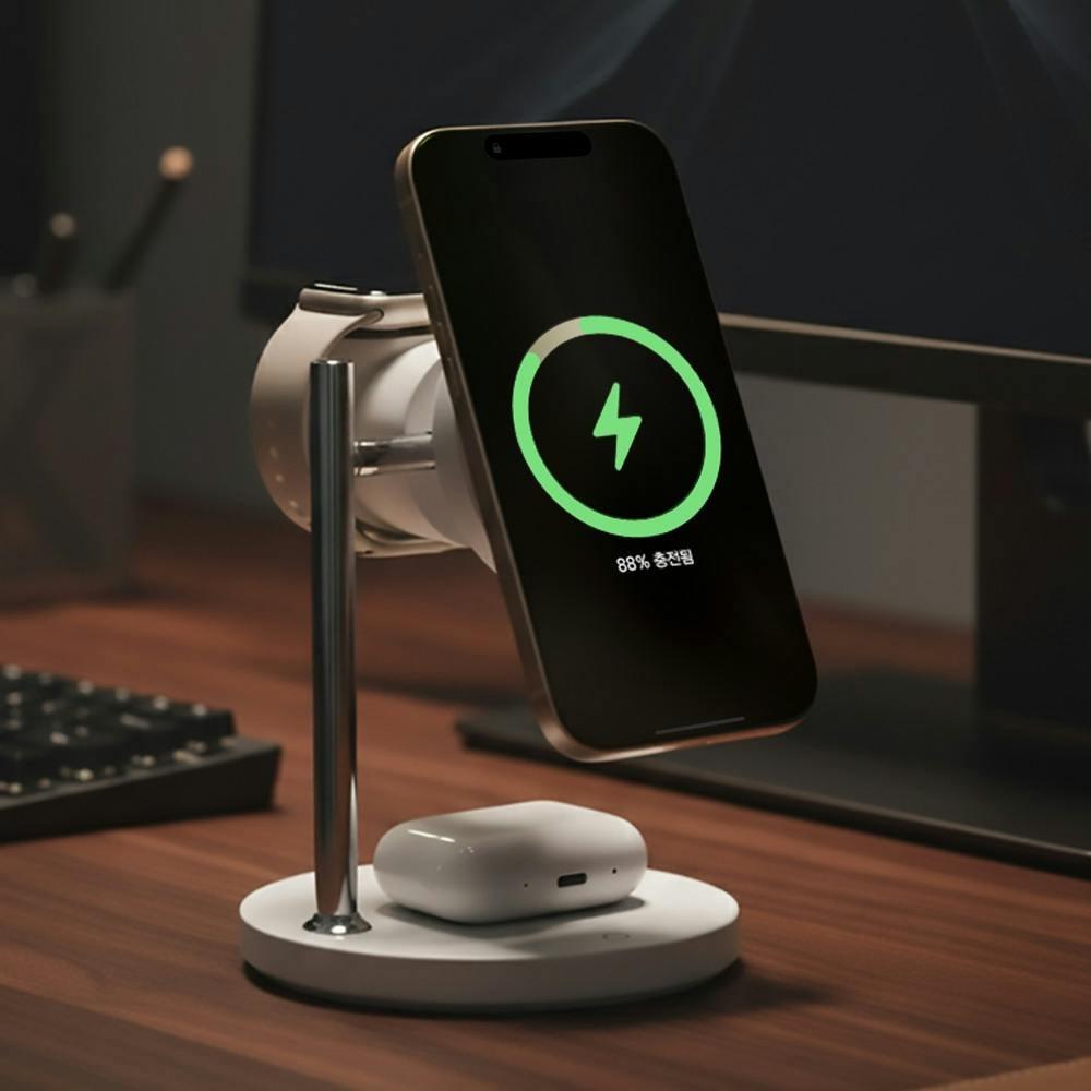 ファン冷却で充電効率を最大化。25Wチャージもできる便利な3in1充電器