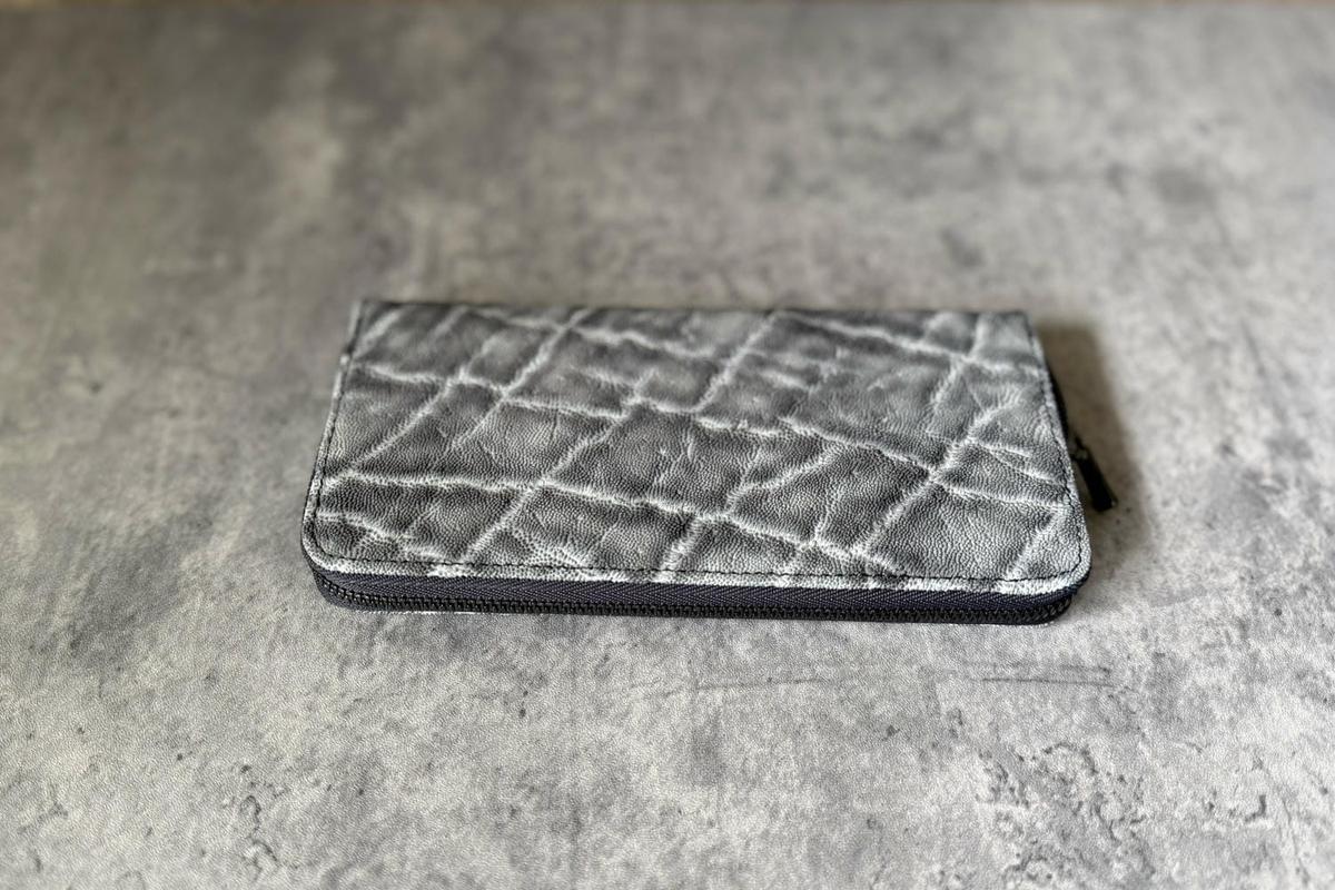 象革×手染めの長財布。職人が門外不出の技で仕上げた逸品を使ってみた 