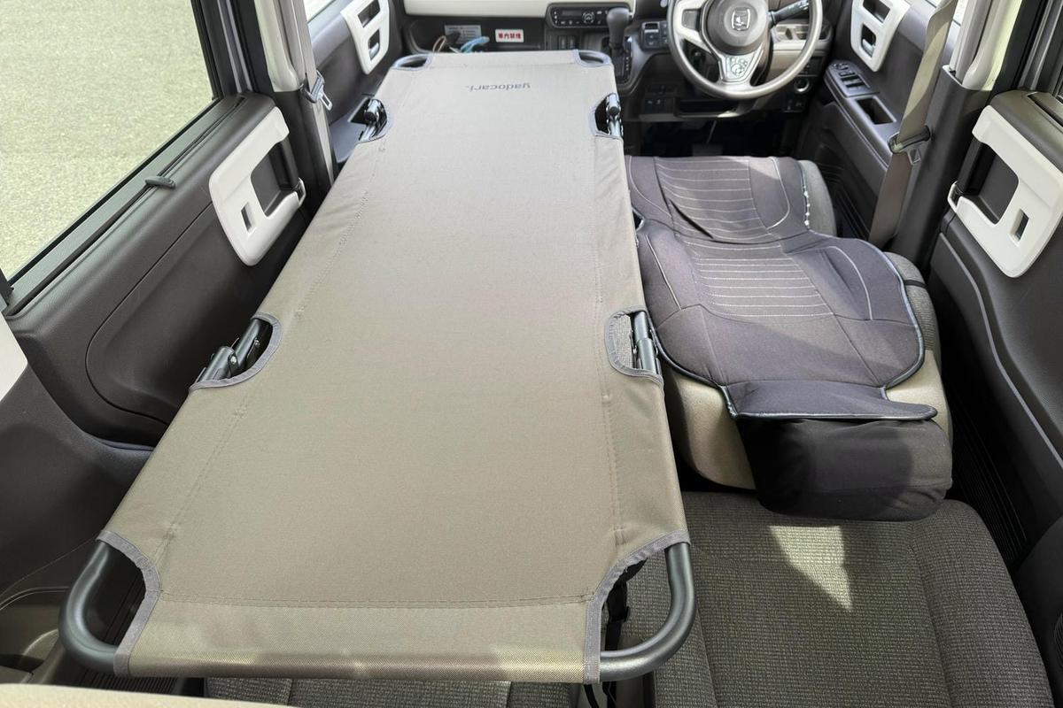 軽自動車でもラクラク寝れる車中泊のためのベッド。シートの段差や 
