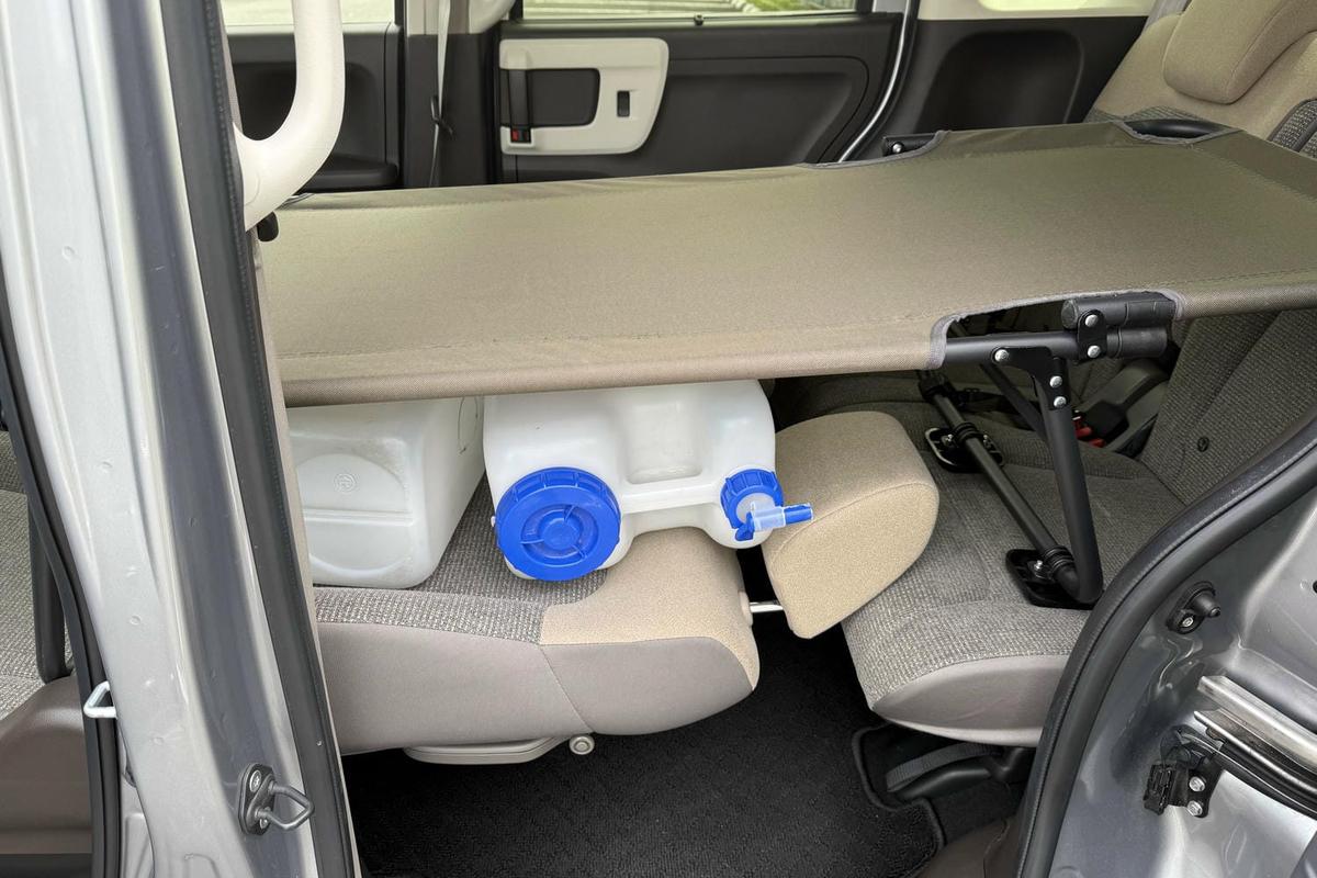 軽自動車でもラクラク寝れる車中泊のためのベッド。シートの段差や 