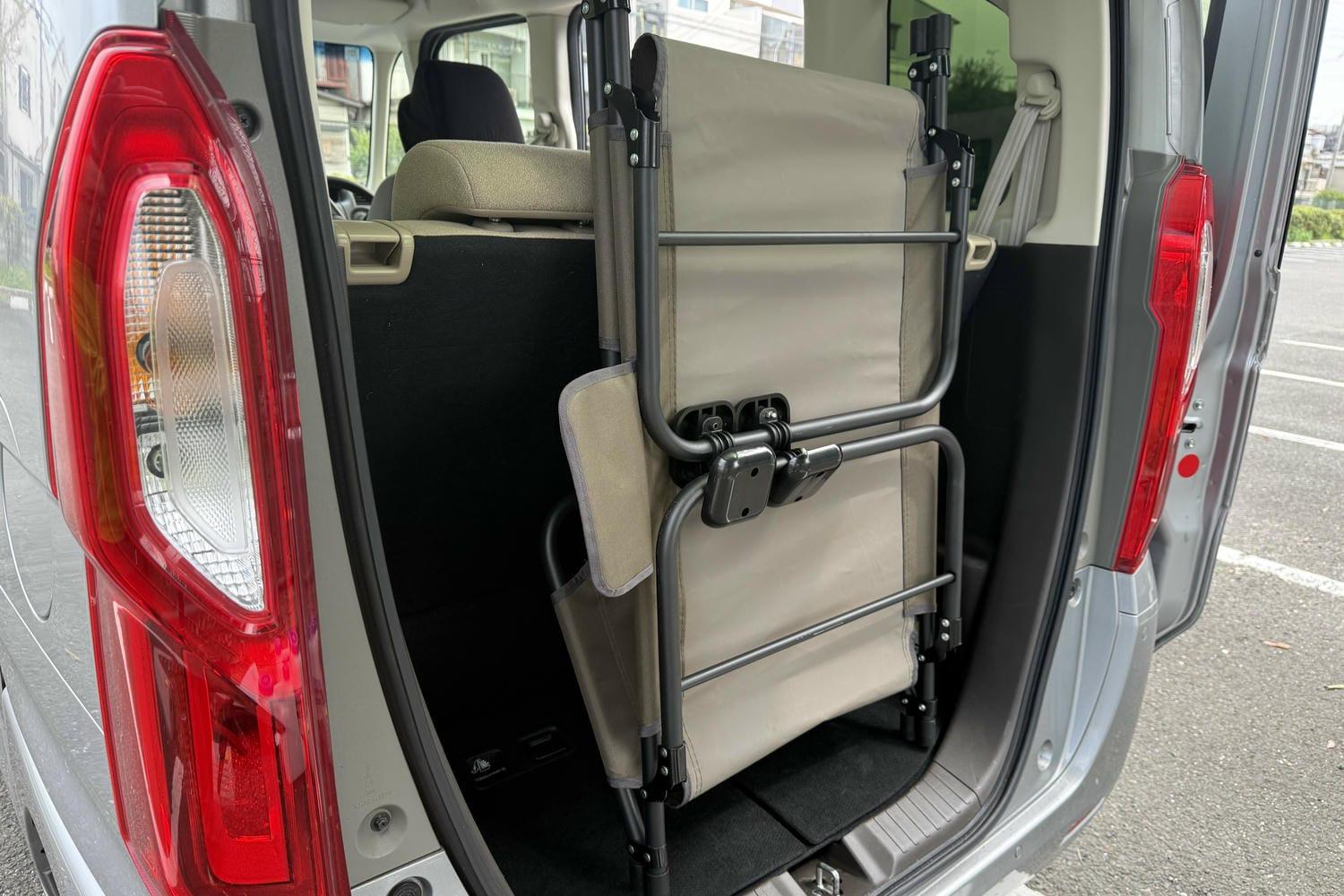 軽自動車でもラクラク寝れる車中泊のためのベッド。シートの段差や 