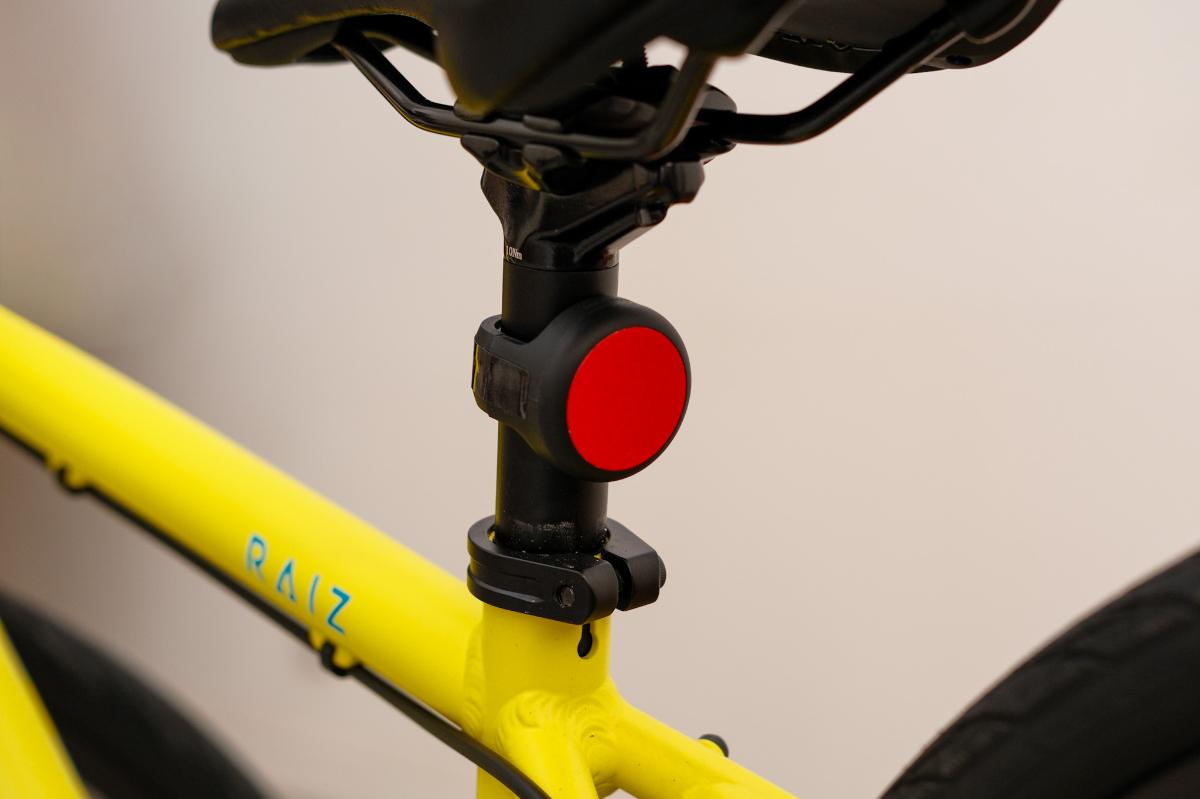 自転車の盗難対策に。AirTagを隠せるリフレクターが「自転車まわりの