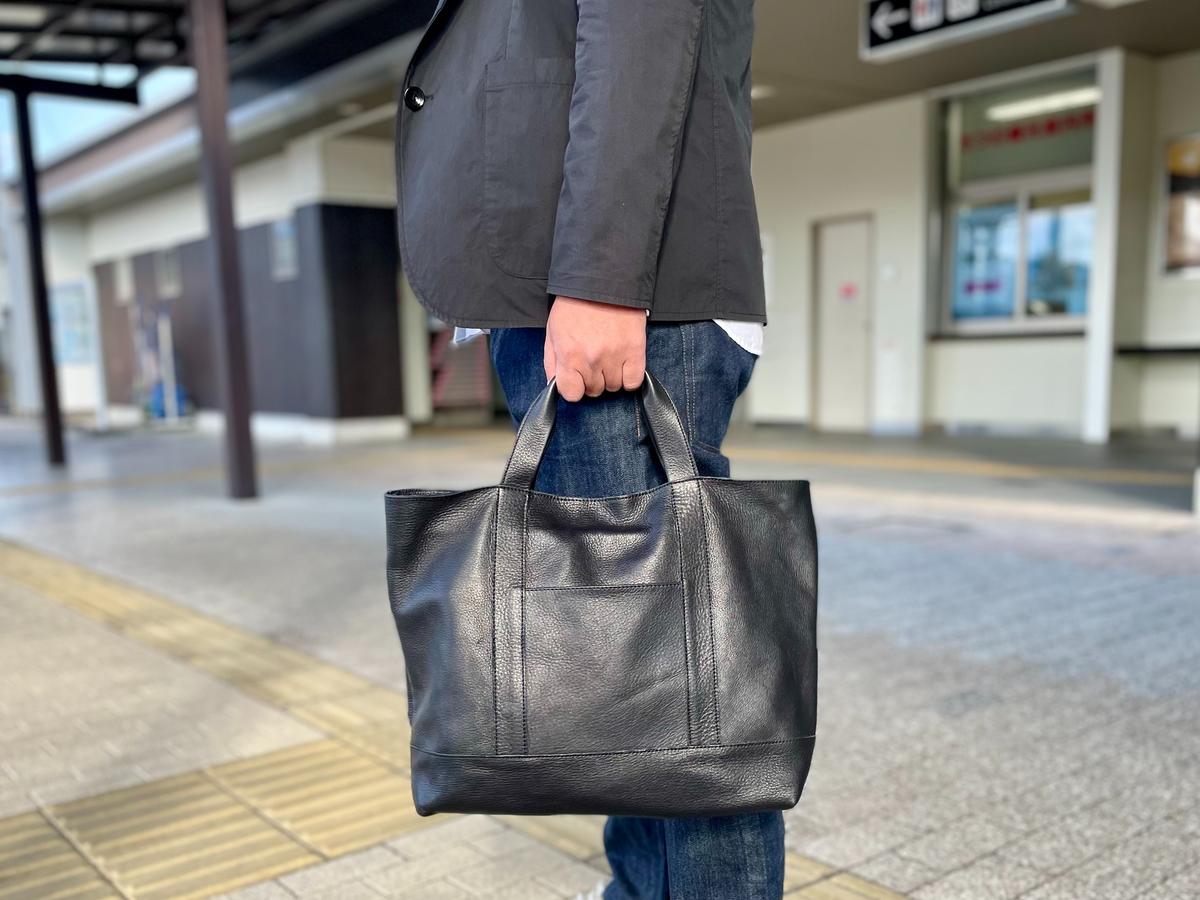 軽すぎる本革トートでもう疲れない。高級感も使いやすさも妥協なし、便利なショルダー付き