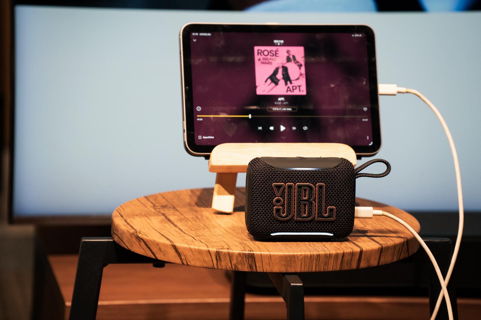 この小ささで音も連携もヨシ。JBLの定番ポータブルスピーカーがさらに