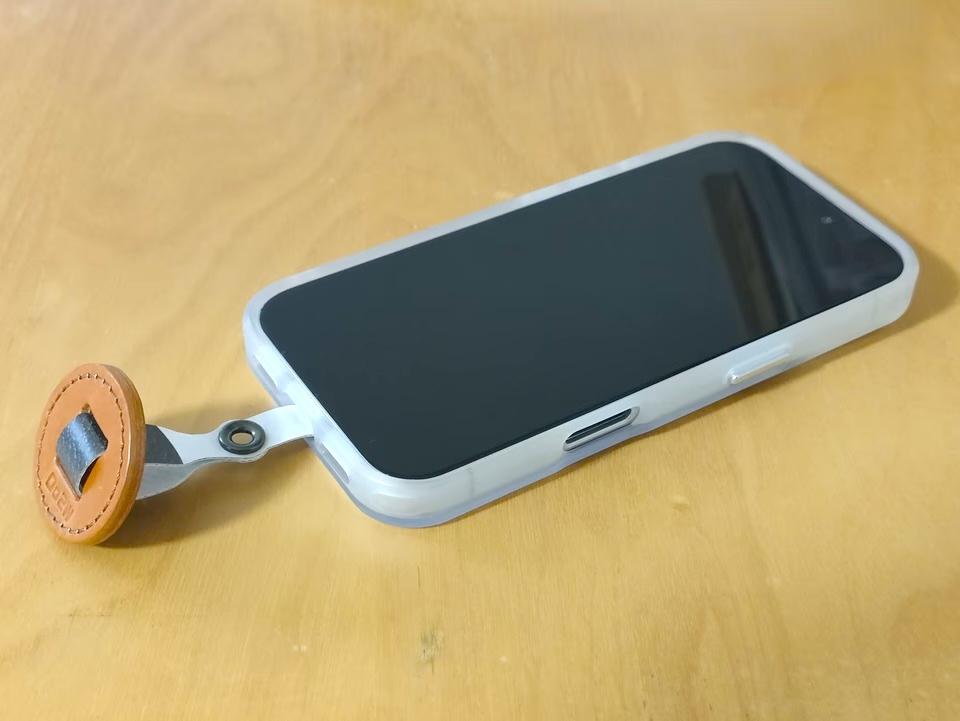 スマホが軽くなる魔法のようなスマホリング。特許構造で手首や首・肩の