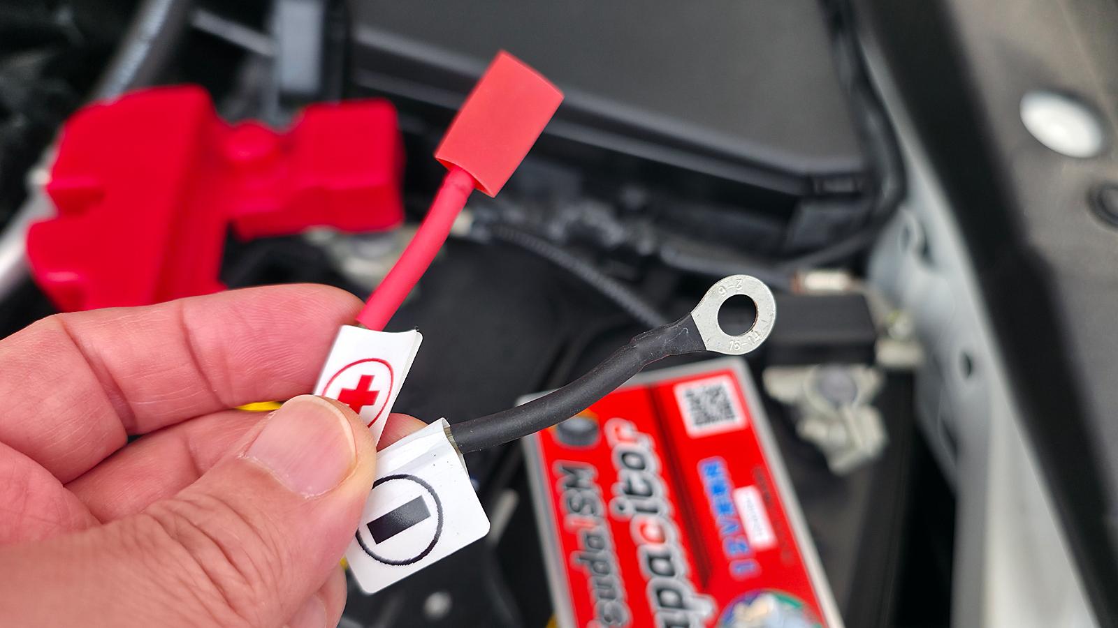 バッテリー端子に接続するだけ。独自設計のカーキャパシタで愛車の電源