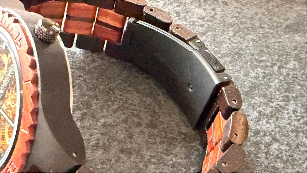 黒檀の風合い、滑らかな手触りが自動巻き腕時計に宿る。森の静寂をその