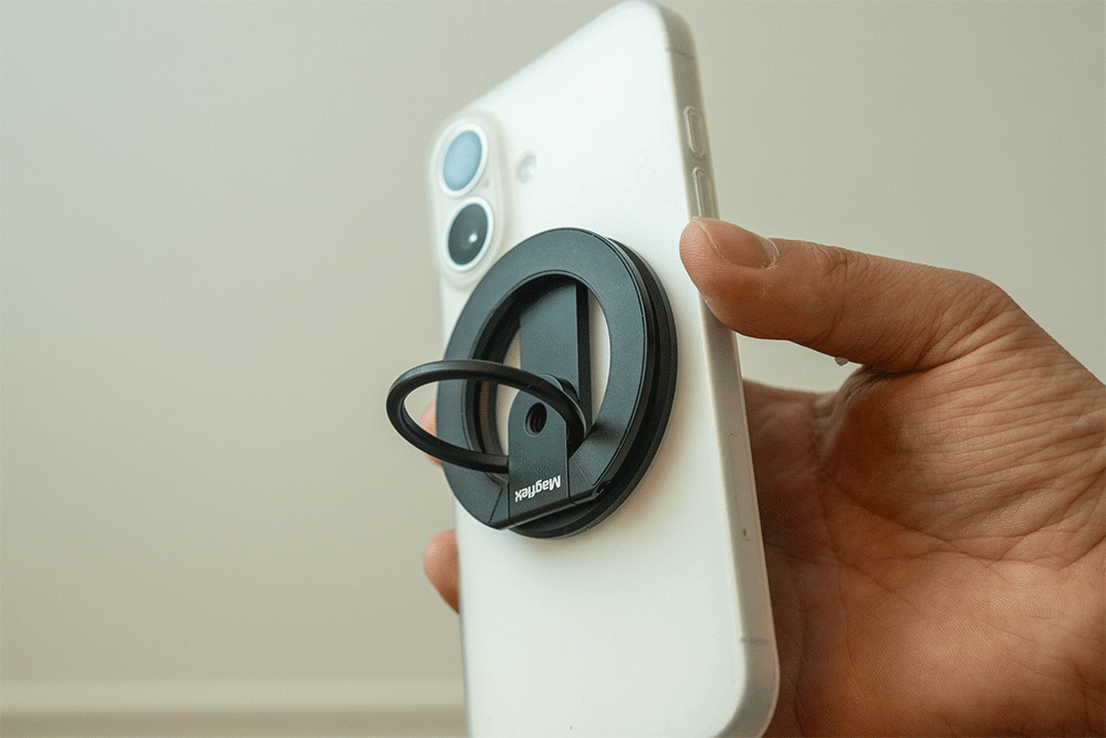 スマホを冷蔵庫にペタッ。このスマホリング、スタンド機能が優秀で