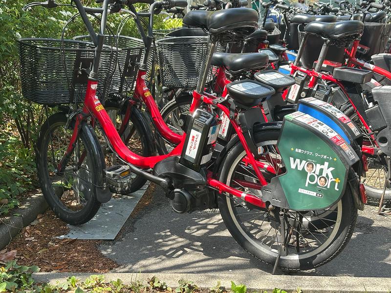 ドコモ・バイクシェアの車両。アプリはもちろん、Xやnoteなどを通じて情報発信している。全国63エリアでサービスを展開している。