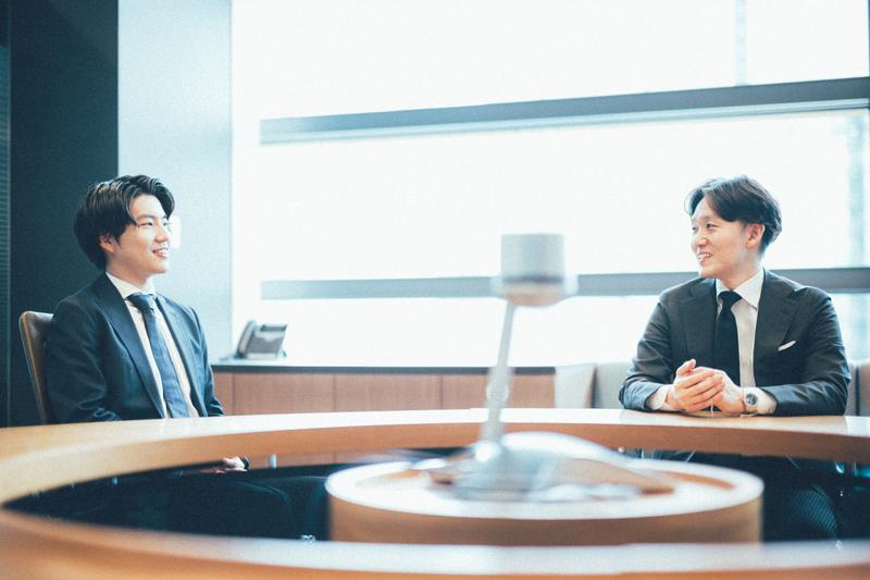 アクセンチュアには、立場や年齢に関係なく、とことん考えぬいた上で率直に発言することを歓迎する風土「Think Straight, Talk Straight」があり、それが知見の共有や助け合いの土壌になっている。