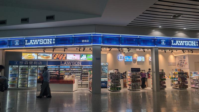 広州の空港内で営業しているローソン。外資系としては中国で最大の店舗数を誇る。