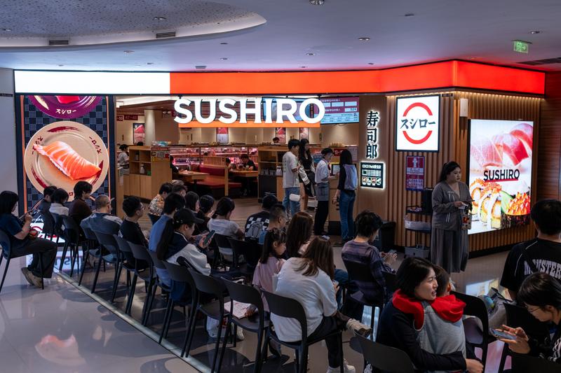 3月に中国の店舗で客から「寄生虫の卵のようなものが混入していた」と訴えがあったスシローだが、問題がないと判明し、影響は最小限に抑えられた。