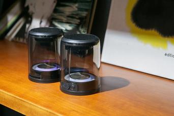 キッチン作業が極上の時間に。水回りにも貼れる防水ステレオスピーカーが便利すぎた