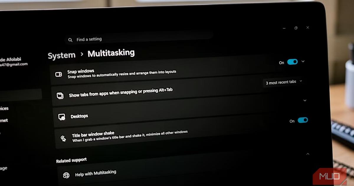 散らかったWindowsデスクトップを「振る」だけ。隠れた名機能で画面が