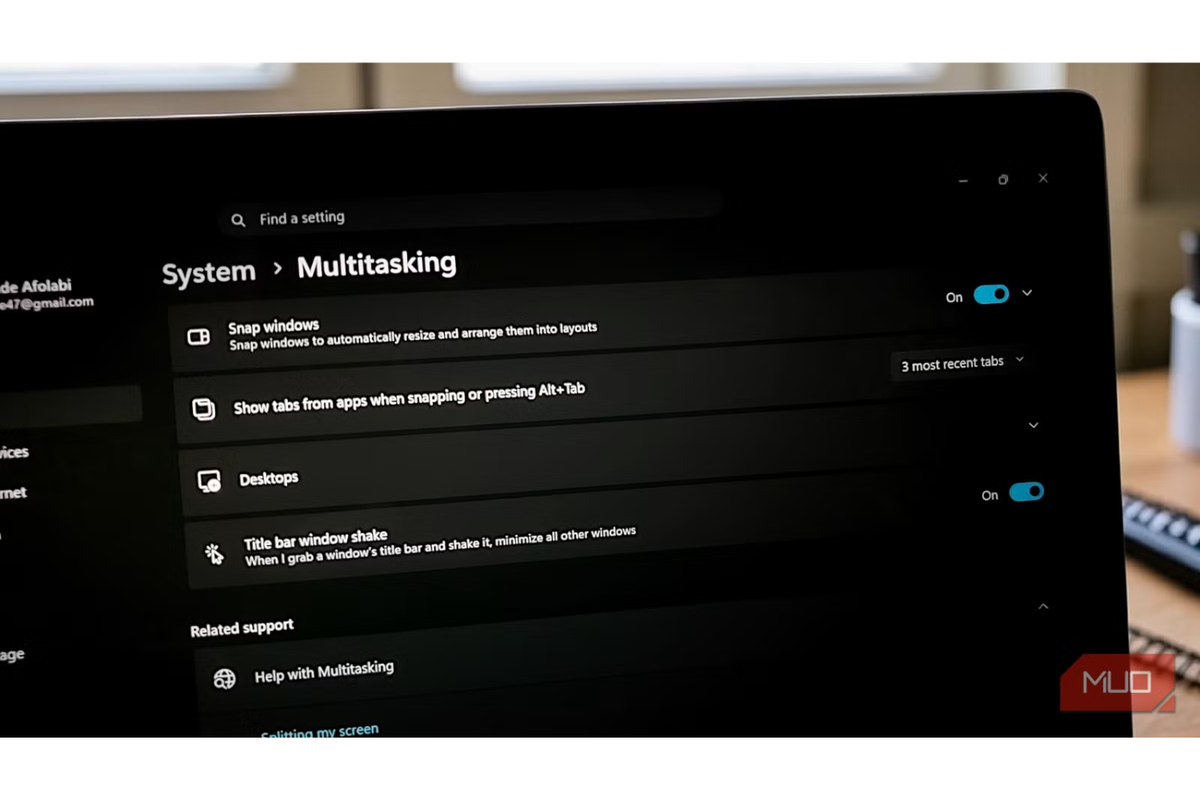 散らかったWindowsデスクトップを「振る」だけ。隠れた名機能で画面が