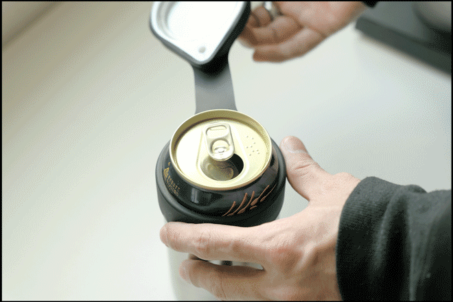 缶ビール片手だと何かと不便な外飲み。フタ付き保冷缶ホルダーで両手フリーが実現したよ | ROOMIE(ルーミー)