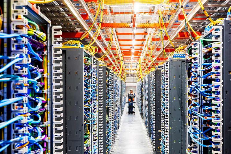 アマゾン・ウェブ・サービス(Amazon Web Service、AWS)がインディアナ州で運営するデータセンター内部。