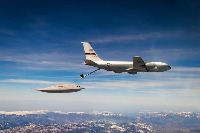 米空軍、ステルス爆撃機「B-21レイダー」の最新画像を公開…上から捉え