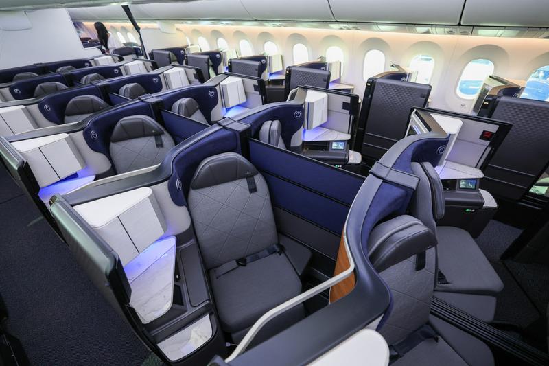 ユナイテッド航空の主力ビジネスクラスは「ポラリス」と名付けられ、新仕様の787型機には計222席が設けられ、そのうち99席がプレミアム座席である。