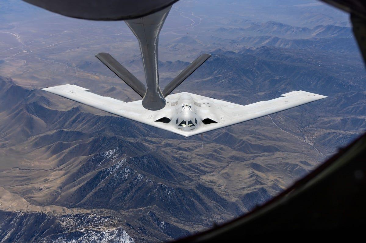 米空軍、ステルス爆撃機「B-21レイダー」の最新画像を公開…上から捉え
