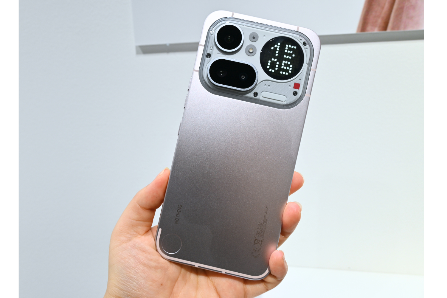手にするだけでときめく1台。Nothingから新スマホ「Phone (4a) Pro」と