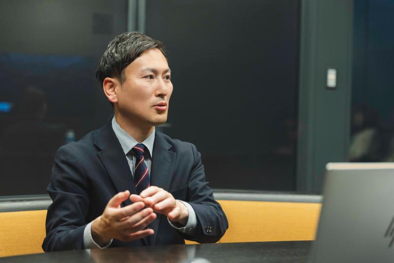 アクセンチュア フィジカルAIチーム マネジャーの野本裕輔（のもと・ゆうすけ）氏。国内大手グループでの半導体開発を経て、技術商社のフィールドアプリケーションエンジニア（FAE）として約13年従事。世界的な半導体リーダー2社の技術支援を歴任。2025年7月にアクセンチュアに入社。