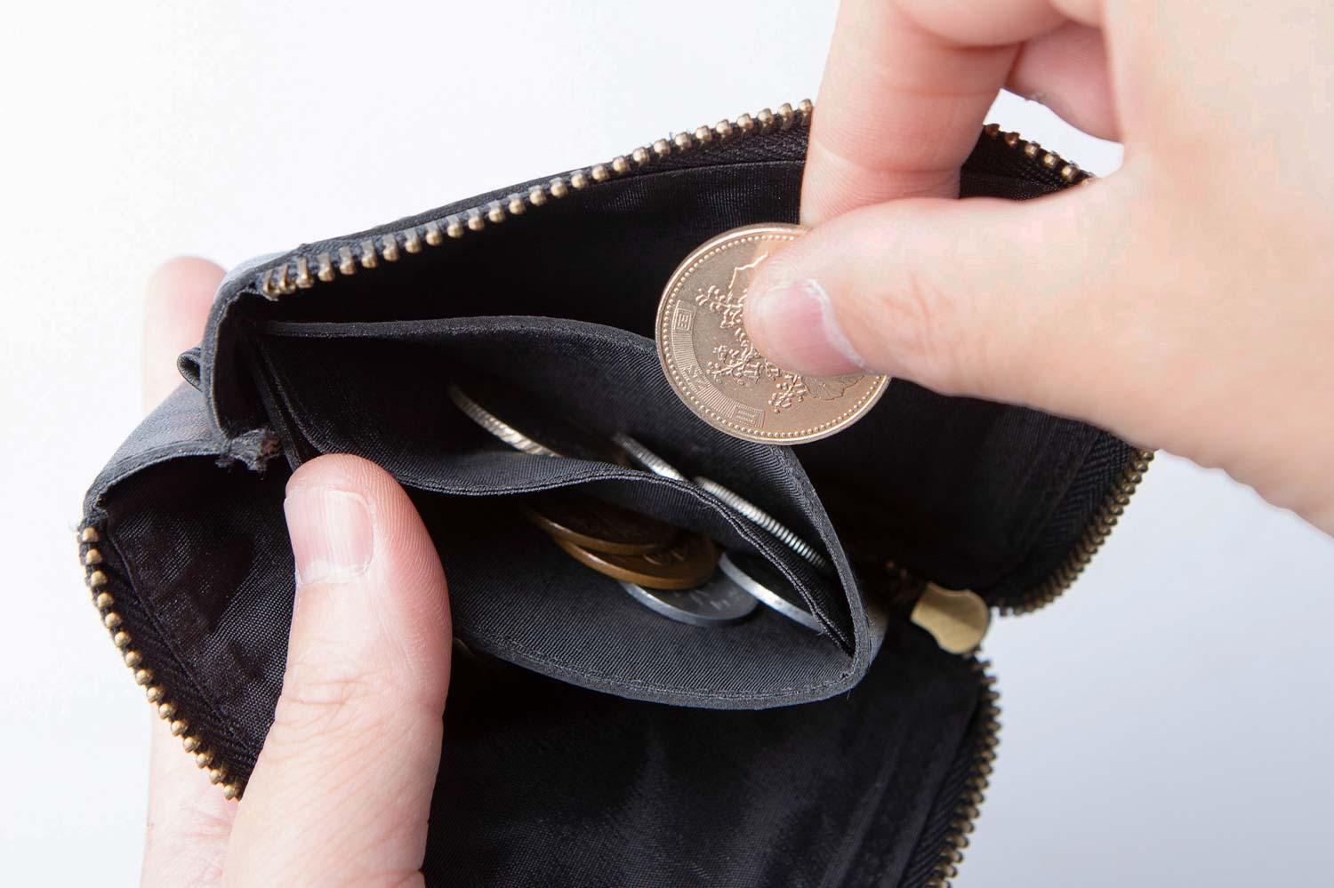 手のひらに鍵・カード・現金をすべて収納。サブに使いたくなるミニ財布