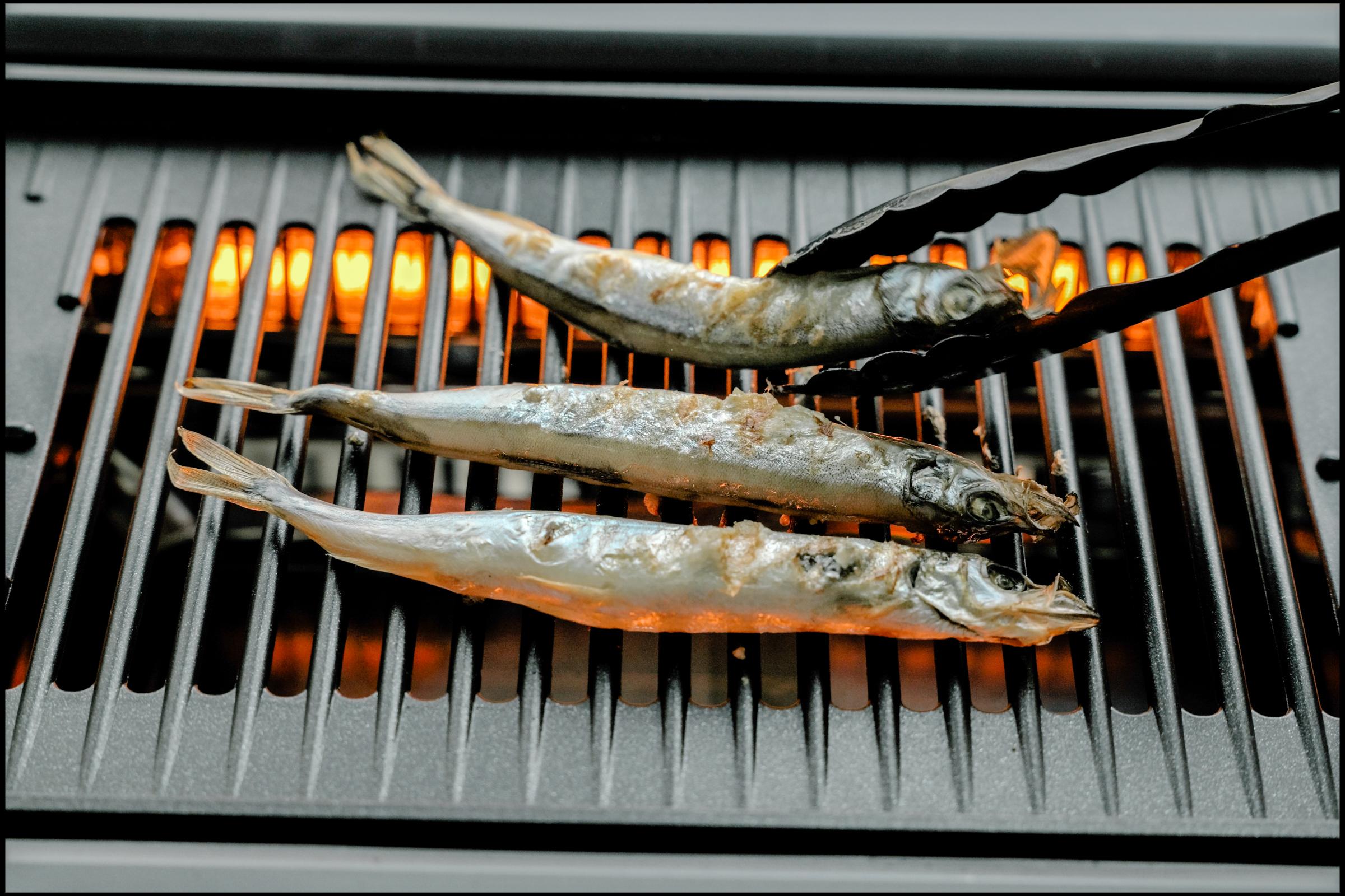 新品　煙が少ないヘルシー焼きグルメ　ユーアイ杉山金属　焼肉バーベキュー焼き鳥 焼き魚も焼き鳥もみずみずしい。煙を気にせず焼けるグリルで晩酌が