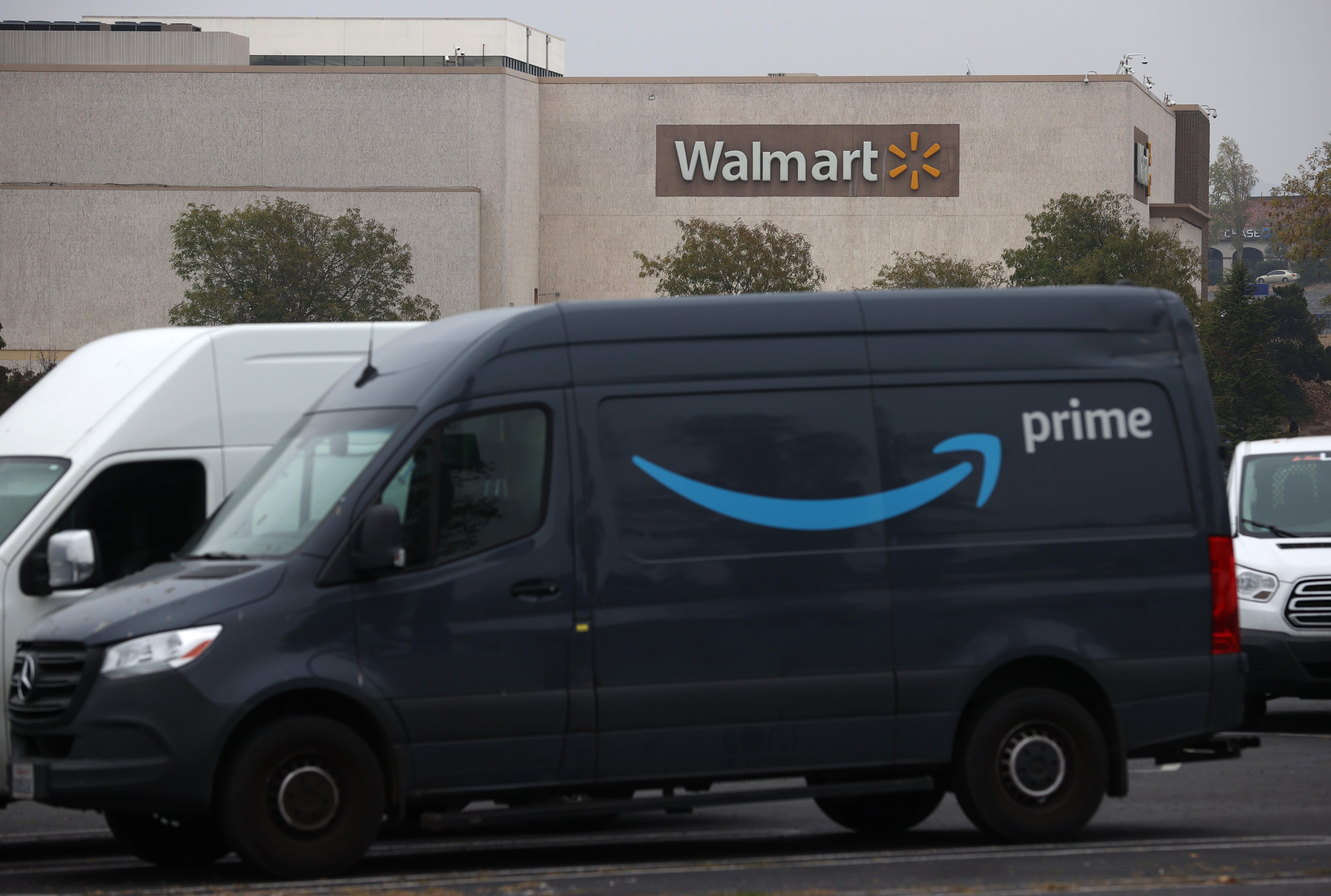 米ECの頂上決戦が進行中：ウォルマートは、アマゾンが「ウォルマート化
