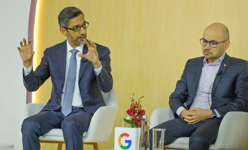 グーグルのスンダー・ピチャイCEO(左)とディープマインドのデミス・ハサビスCEO(右)。