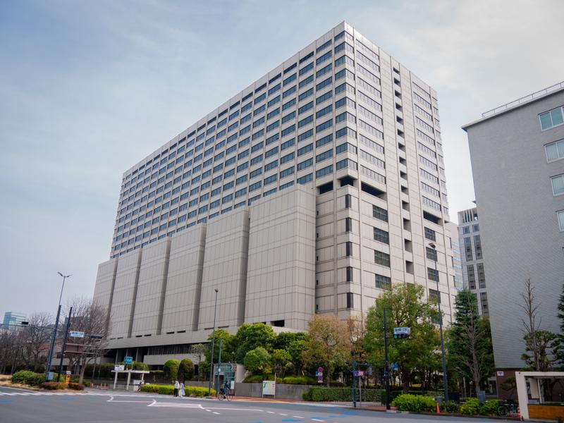 刑事裁判などが開かれている東京地方裁判所。霞ケ関駅から歩いて1分のところにあり、外観は厳粛な雰囲気だ。
