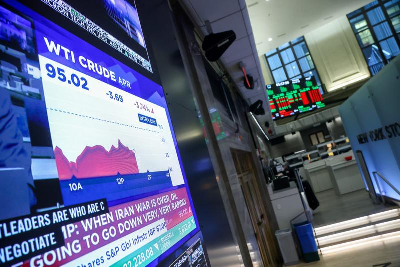 A crude oil futures price screen flashing a decline.