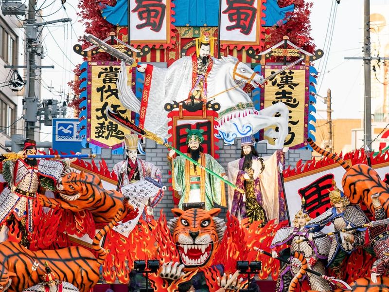 八戸三社大祭で巡行する、豪華絢爛な山車。