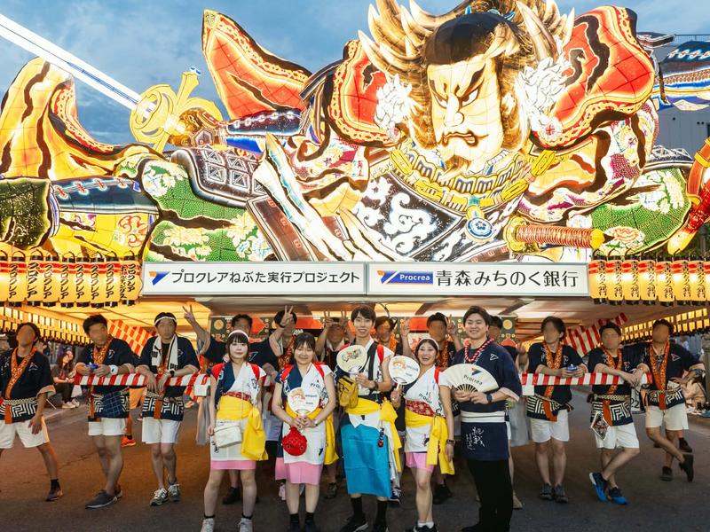 古井茉香さん(右から2人目)。2025年にSenbay(センベイ)株式会社を創業し、「おまつりインターン」というユニークな取り組みで都市部の学生を青森へ呼び込んでいる。