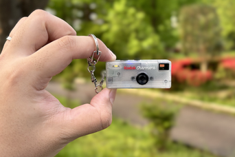 いつもの散歩、もっと楽しくなる。持ち歩くのはスマホではなく「親指サイズのデジカメ」だった