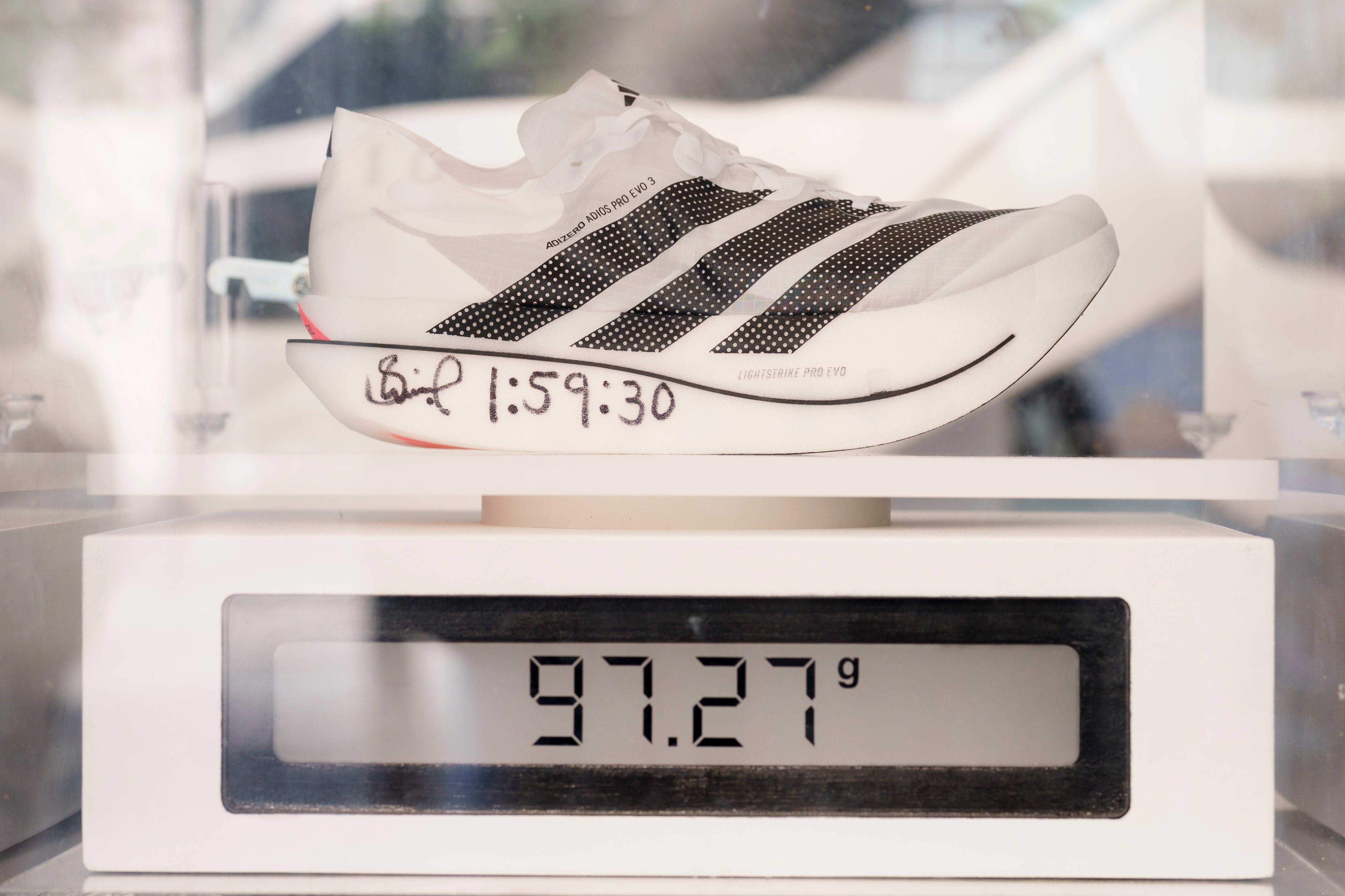 午後6時まで価格その後削除❗️貴重新品未使用26白adizero adiospro ロンドンマラソンで2時間を切ったランナーが履いていた500ドルの