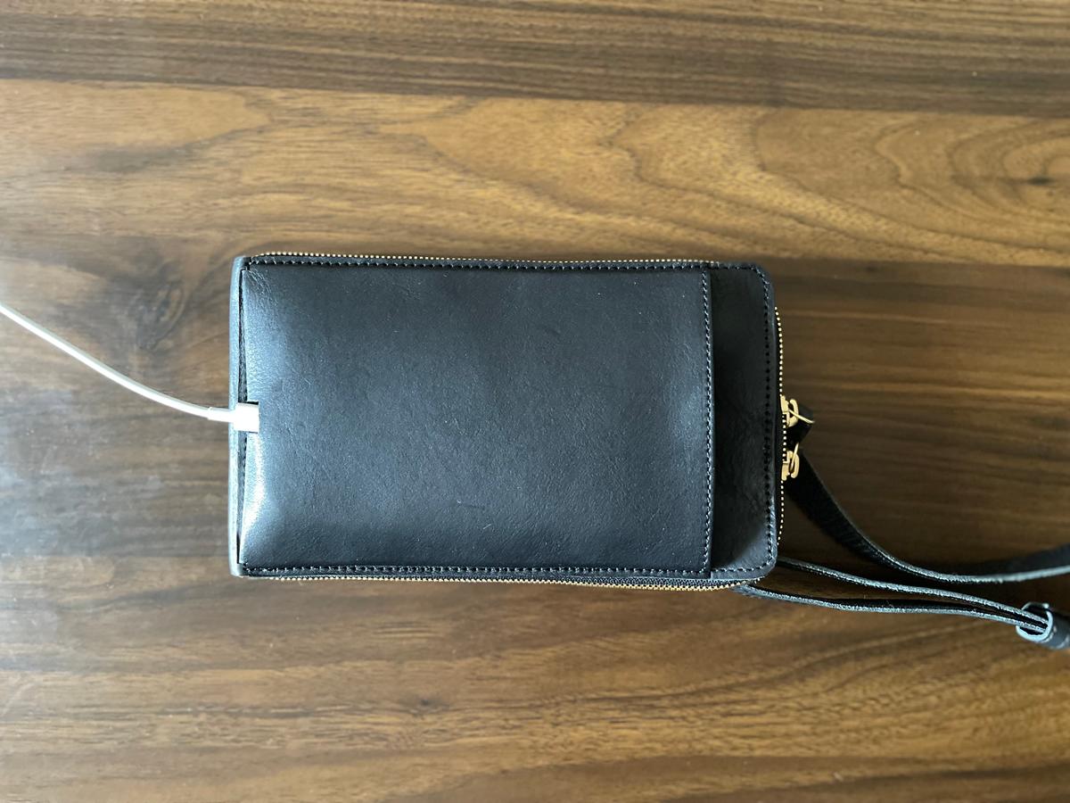 ミニバッグにもなる本革スマホショルダー。使い込むほど味が出る大人の 