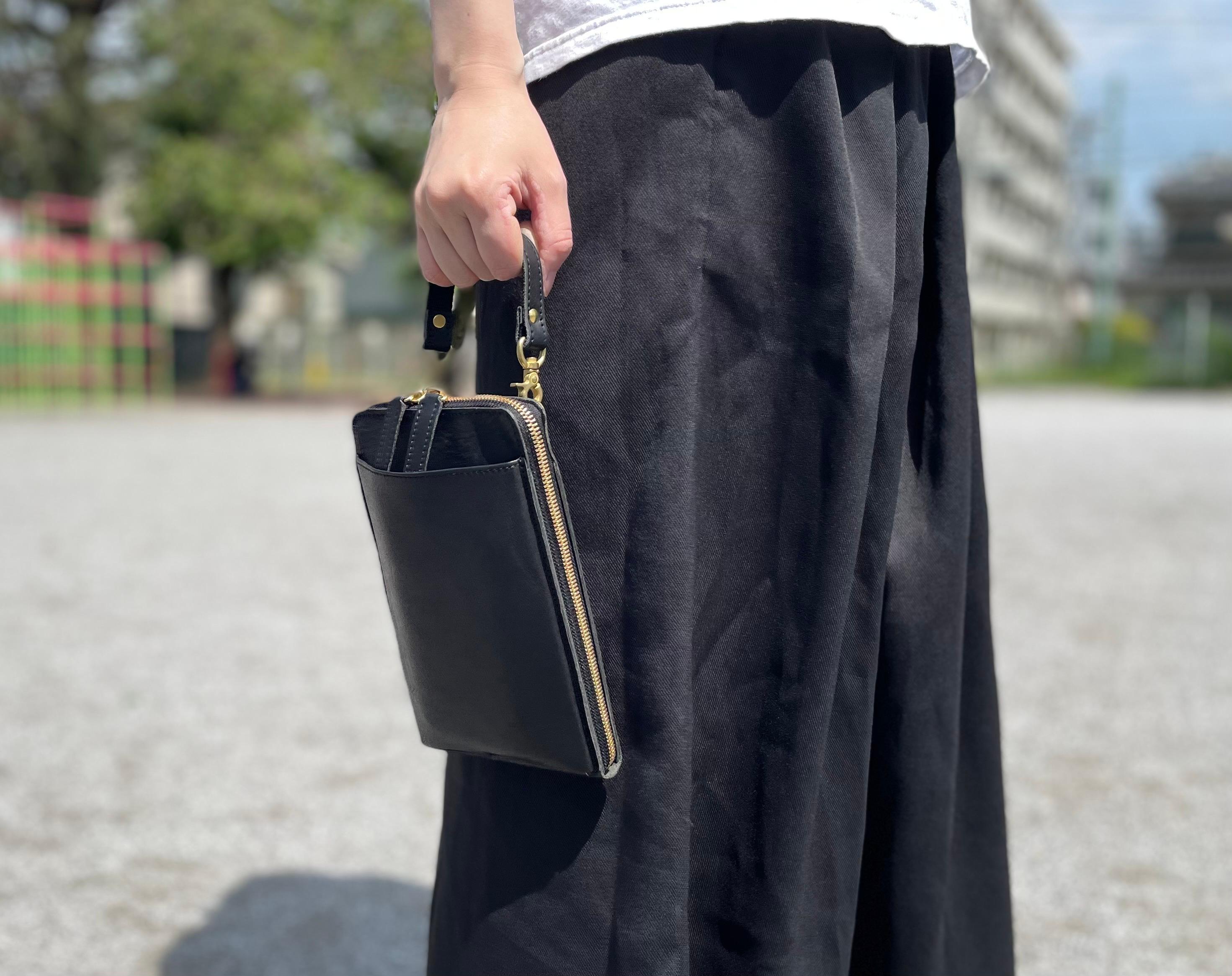 ミニバッグにもなる本革スマホショルダー。使い込むほど味が出る大人の