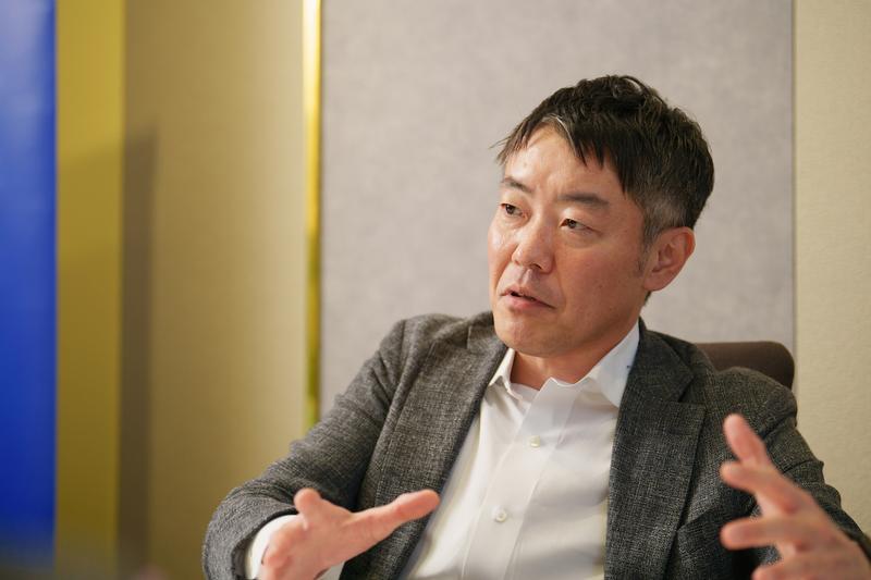 成塚 歩(なりづか・あゆむ)/Tricentis Japan代表執行役。慶應義塾大学卒業後、日本総合研究所に入社。システムエンジニア、大手法人向け営業を経て、2008年に日本マイクロソフトに転職。以後12年間にわたり、エンタープライズ向けにビジネスを展開。Smart Storeのイニシアティブを立ち上げなど、日本の小売業界向けのDX支援を推進。業務執行役員 流通サービス営業統括本部長を務めた後、2020年、Apptio株式会社に入社し、代表取締役社長に就任。ビジネスに貢献するテクノロジー投資意思決定の高度化のためのメソドロジーTechnology Business Management(TBM)を日本企業に導入。2024年、Tricentis Japan 合同会社に入社し、代表執行役に就任。著書に「TBM ITファイナンスの方法論」(翔泳社/2023年)」 。