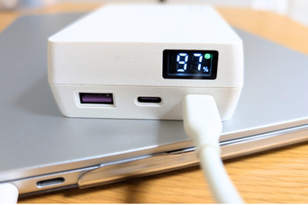 川遊びやキャンプで活躍しそうなスマホを2回満充電できる水力発電機