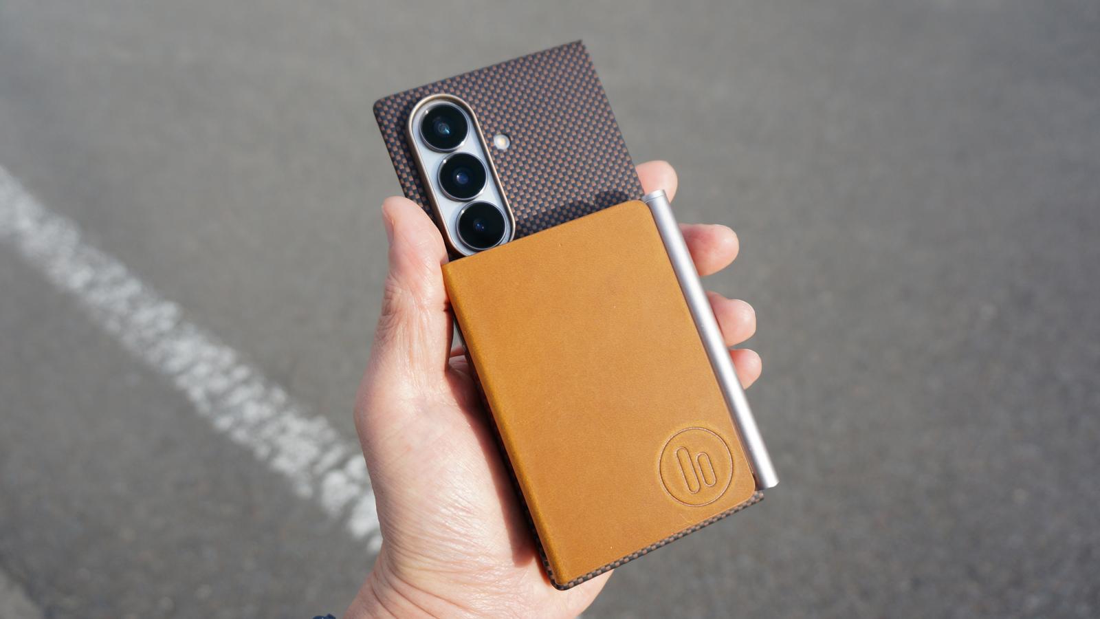 スマホにピタッ！専用ペンをセットできる超々ジュラルミン製カバーの