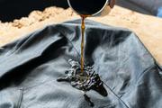 コーヒーをこぼしても洗濯で丸洗いOK。ずっと綺麗なまま愛用できる特大サイズの本革トートバッグ