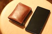 必要なものを全部入れてもスマホより小さくて軽い。もはや&ldquo;限界最小&rdquo;の本革財布が5,000円台で買える