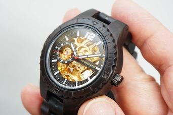 2万円台で手に入る自動巻き腕時計。しかも希少な木製&times;裏表スケルトンで充電も電池交換も不要です