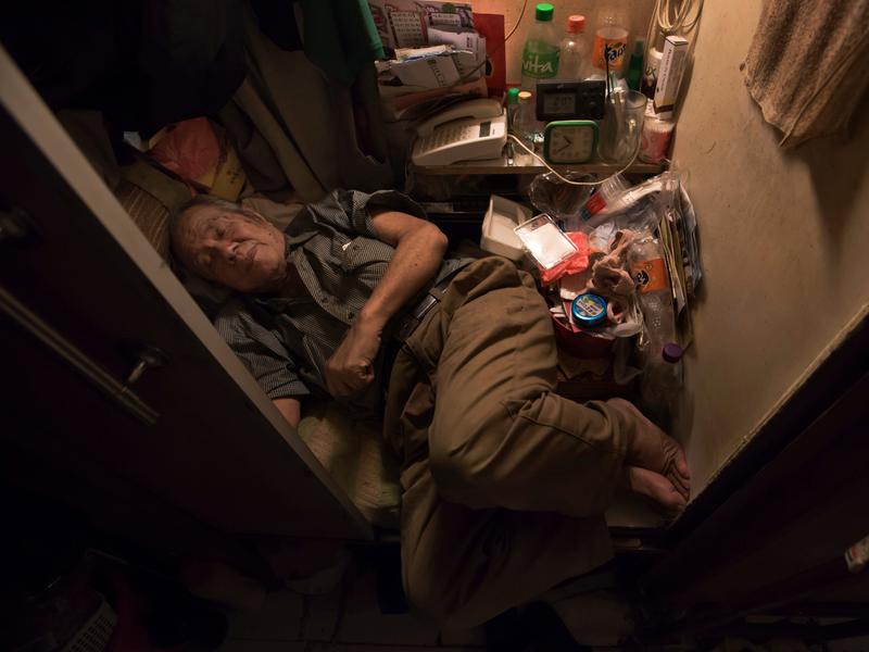 香港の小さなアパートで眠る80歳のチョン・チーフォン(Cheung Chi-Fong)。